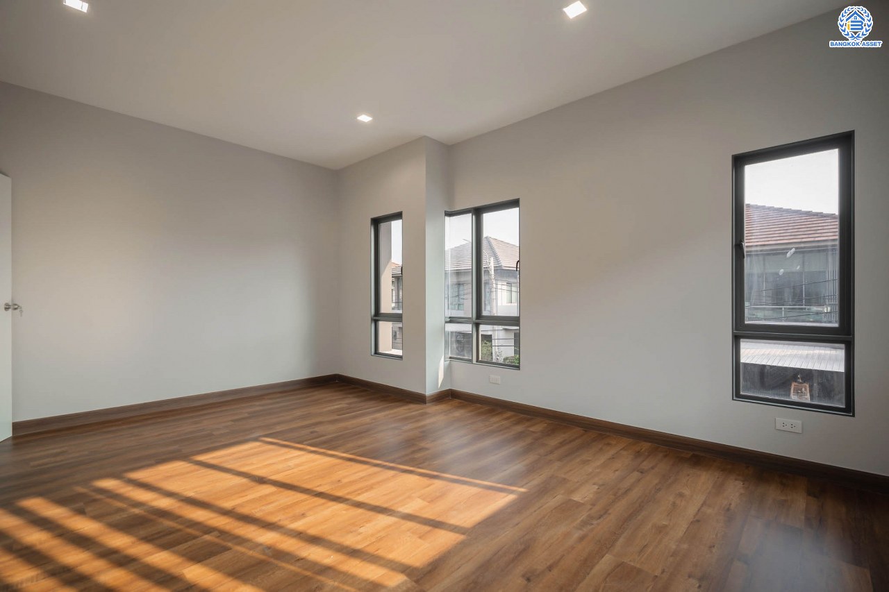 บ้านมือสองตกแต่งใหม่ จากแบรนด์ Sansiri โครงการ เศรษฐสิริ ชัยพฤกษ์-แจ้งวัฒนะ เนื้อที่ 53.3 ตร.ว. ฟังก์ชัน 3 ห้องนอน 3 ห้องน้ำ จอดรถได้ 2 คัน พร้อม Facilities ครบครัน! บนทำเลโซนเมือง เชื่อมต่อทุกการเดินทาง ใกล้เซ็นทรัลแจ้งวัฒนะ, เมืองทองธานี, ทางด่วน "ศรีรัช" และรถไฟฟ้าสายสีชมพู "สถานีปากเกร็ด"...